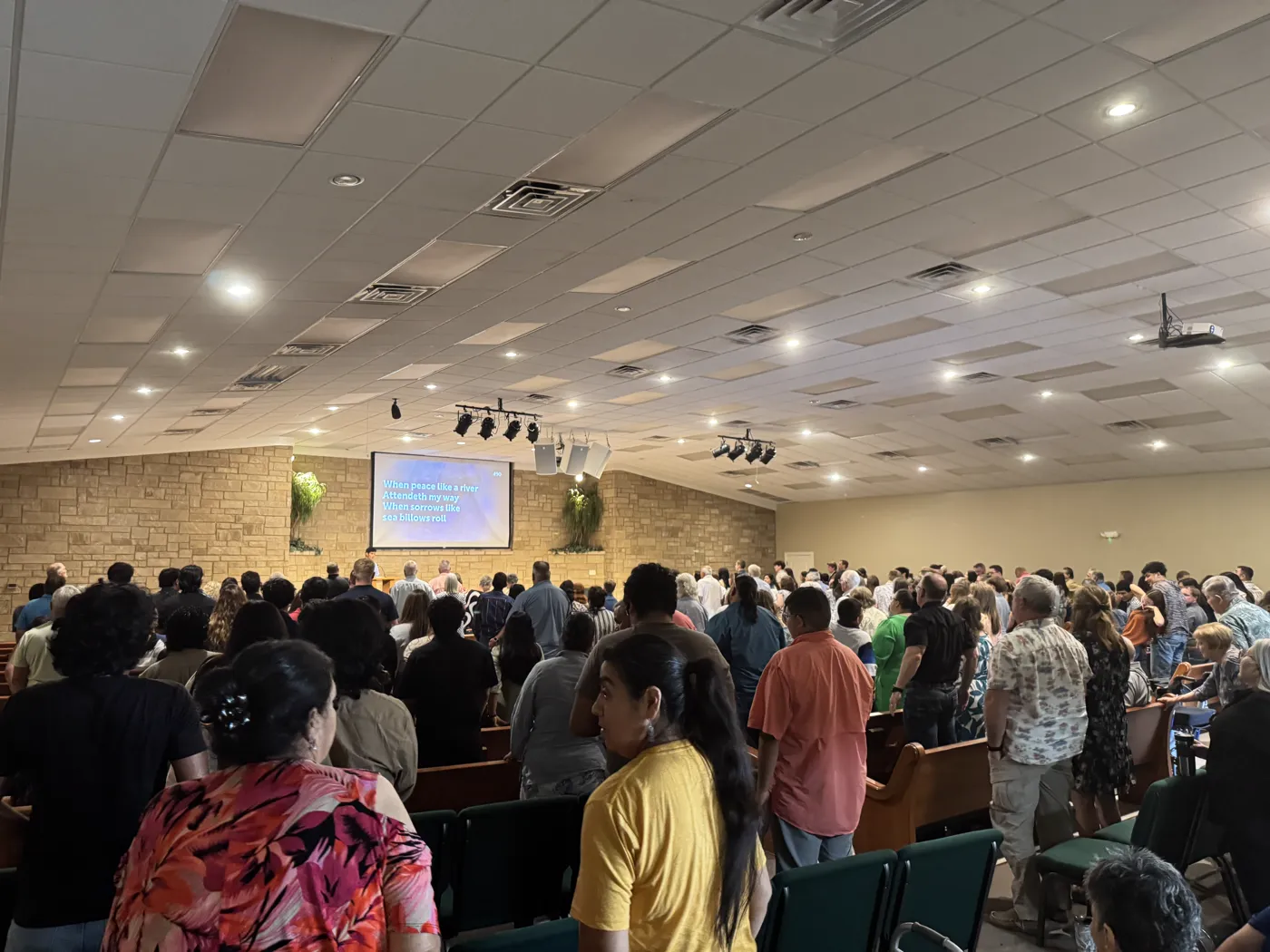 The congregation of Stockdale Church of Christ singing together
